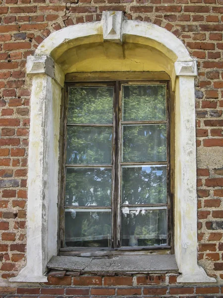 Fragmento Una Vieja Pared Ladrillo Con Una Vieja Ventana Madera —  Fotos de Stock