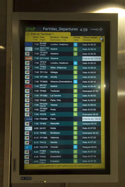 葡萄牙里斯本 2018年6月17日 葡萄牙里斯本机场信息板 — 图库照片