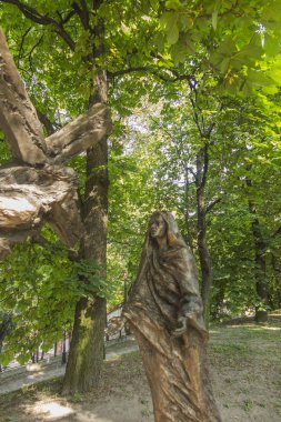 Chelm, Polonya, 10 Eylül 2018: Chelm, kutsal bakire Meryem Bazilikası etrafında süvariler heykel Jacek Kicinski - istasyonu sayısı 4, İsa'nın annesi, kutsal Our Lady Chelm karşılamaktadır