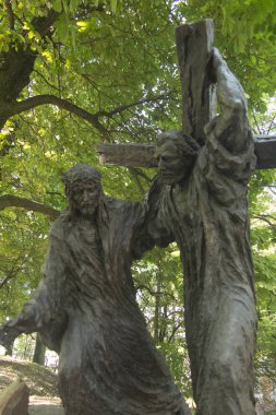 Chelm, Polonya, 10 Eylül 2018: Chelm, Kutsal Bakire Meryem Bazilikası etrafında süvariler tarafından Jacek Kicinski - istasyon 5 heykel, Simon Cyrene yardımcı olur çapraz, tapınak Our Lady Chelm içinde taşımak