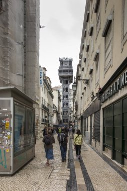 Lizbon, Portekiz, 10 Haziran 2018: Santa Justa asansör olarak turistik Lizbon, Portekiz