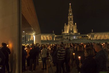 Fatima, Portekiz, 11 Haziran 2018: Portekiz Fatima tespih'ın Our Lady Bazilikası'nın önünde Square'de akşam kutlamaları