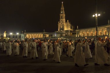 Fatima, Portekiz, 11 Haziran 2018: Portekiz Fatima tespih'ın Our Lady Bazilikası'nın önünde Square'de akşam kutlamaları