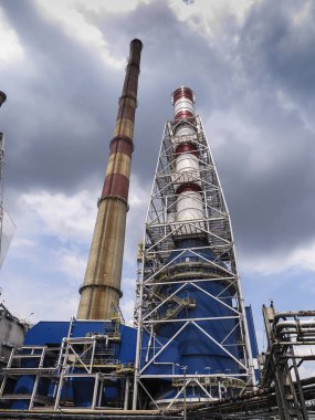 iki yüksek beyaz-kırmızı, bacalar, bir beton ve diğer yüksek nem karşı korumalı