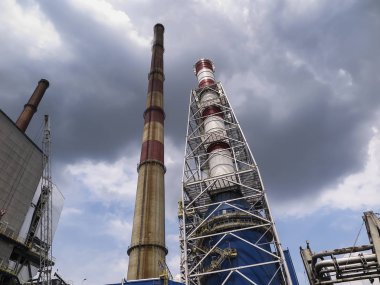 iki yüksek beyaz-kırmızı, bacalar, bir beton ve diğer yüksek nem karşı korumalı