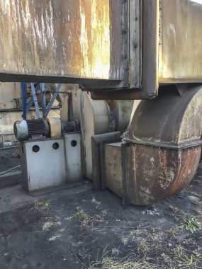 bir kömür kazanı arkasında eski fan ve paslı siklon ayırıcı
