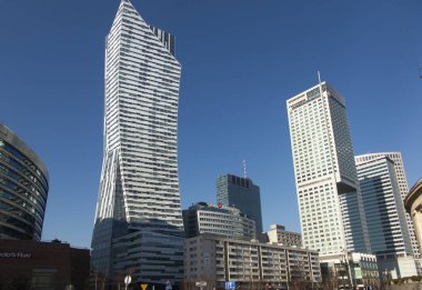 Varşova'nın merkezinde modern binalar