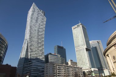 Varşova'nın merkezinde modern binalar