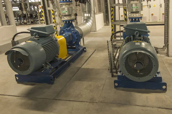 Flera pumpar med motorer i vattensystemet — Stockfoto