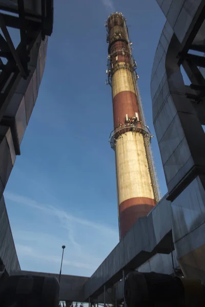 Przemysłowy biały, czerwony, wysoki komin betonowy — Zdjęcie stockowe