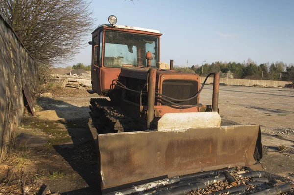 Vecchio bulldozer rotto e arrugginito — Foto Stock