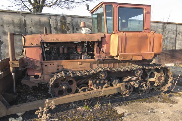 Velho quebrado, rusty bulldozer — Fotografia de Stock