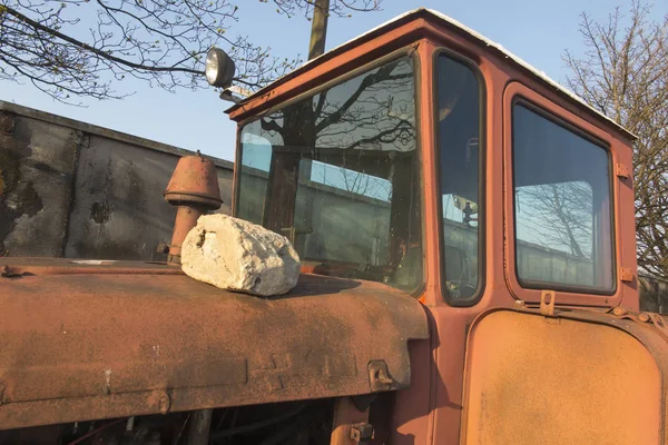 Eski kırık, paslı buldozer — Stok fotoğraf