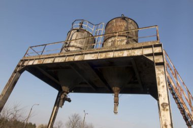 eski paslı endüstriyel tanklar 