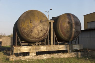 eski paslı endüstriyel tanklar 