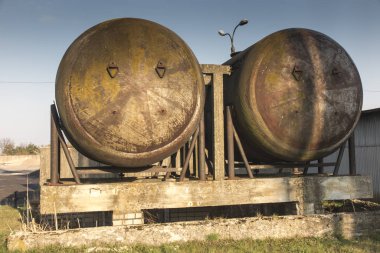 eski paslı endüstriyel tanklar 