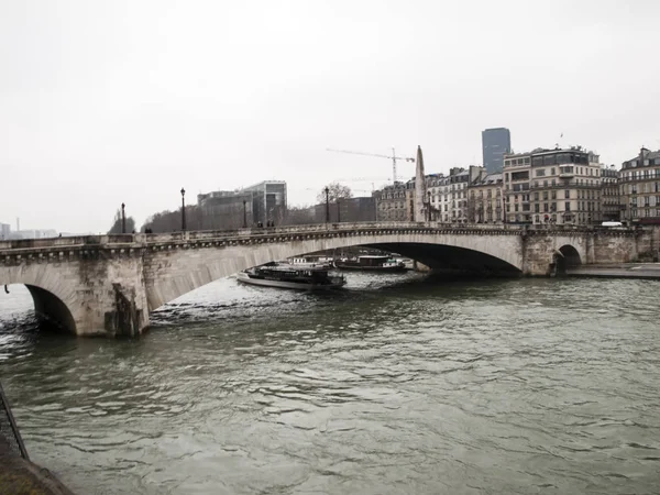 Notre Dame Katedrali yakınlarındaki Seine Nehri üzerinde Cruise gemi — Stok fotoğraf