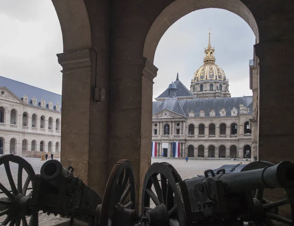 Inner courtyard of the palace Les Invalides with old cannons in — Stock Photo, Image