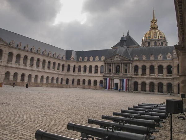 Inner courtyard of the palace Les Invalides with old cannons in — Stock Photo, Image