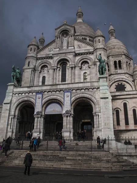 Parijs, Frankrijk, 22 februari 2013: het Heilig Hart Basiliek op t — Stockfoto