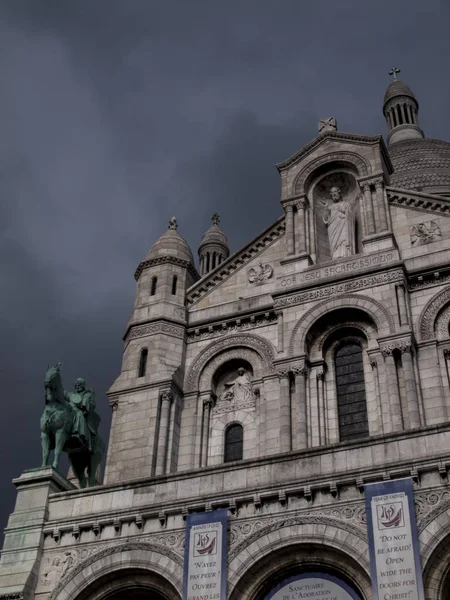 De Heilige Hart Basiliek op de heuvel van Montmartre in Parijs in FRA — Stockfoto