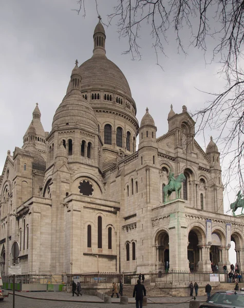 Basílica del Sagrado Corazón en la colina de Montmartre en París en Fra — Foto de Stock