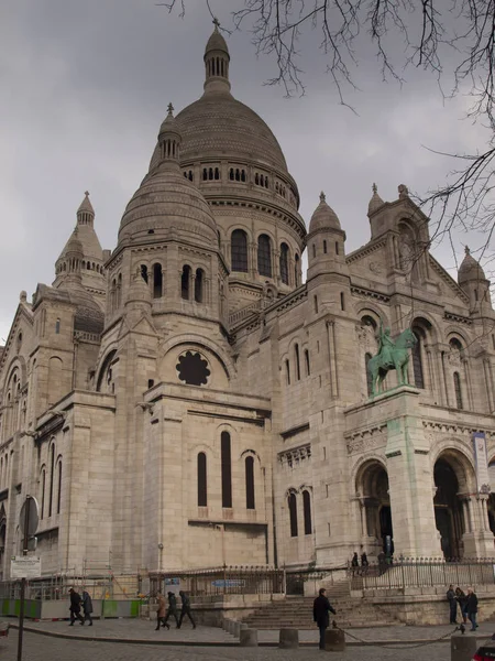 Η Βασιλική της ιερής καρδιάς στο λόφο της Μονμάρτρη στο Παρίσι στο FRA — Φωτογραφία Αρχείου