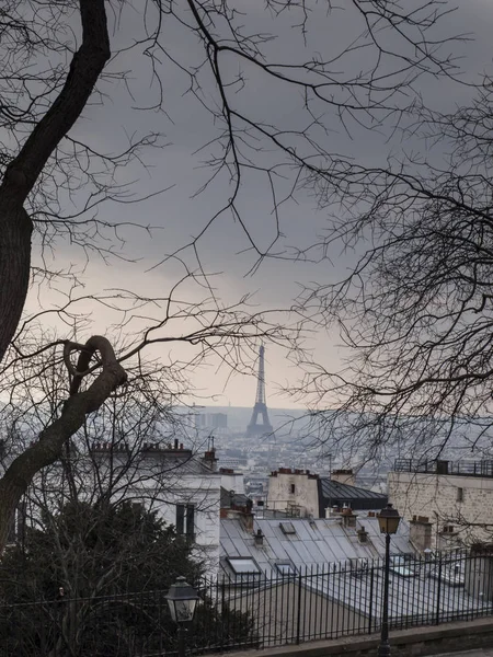 Pohled ze svahu Montmartre k Eiffelově věži na studené clo — Stock fotografie