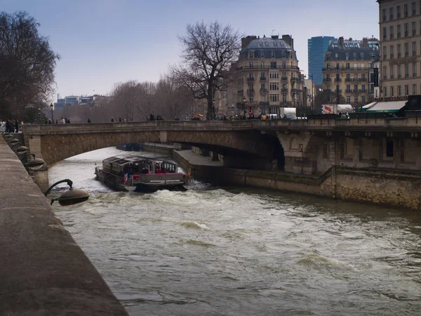 Paris, Fransa Şubat 22, 2013: Seine Nehri üzerinde Cruise gemisi — Stok fotoğraf