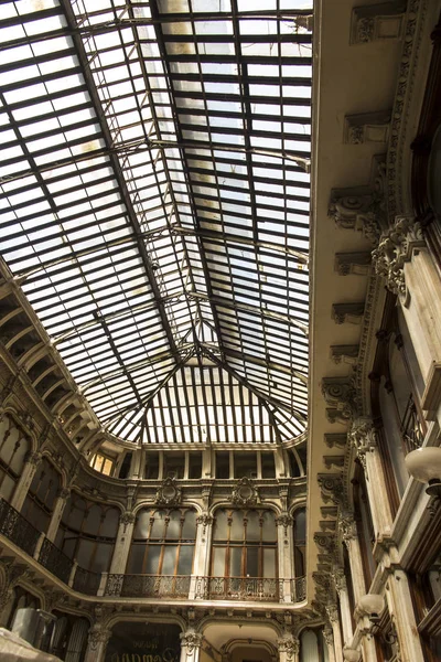 Turín, Italia, 27 de junio de 2019: el techo del edificio histórico — Foto de Stock