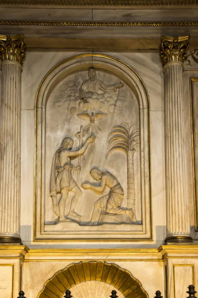 Turyn, Włochy, 27 czerwca 2019: płaskorzeźba przedstawiająca chrzest — Zdjęcie stockowe