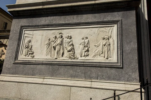 Bas-Relief från fasaden av kyrkan Our Lady hjälp av Chr — Stockfoto
