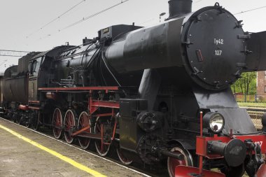 Kalety istasyonunda bir retro tren 85th yıldönümleri anısına