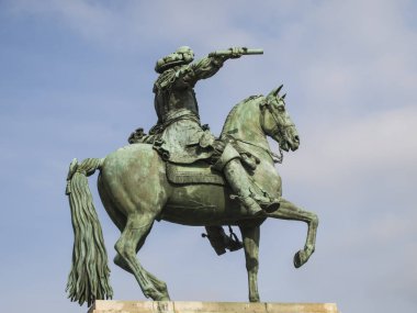 bahçe heykelleri ve gölet royal residence adlı ve önünde