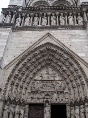 Notre D girişinde ön yükseklik parçası