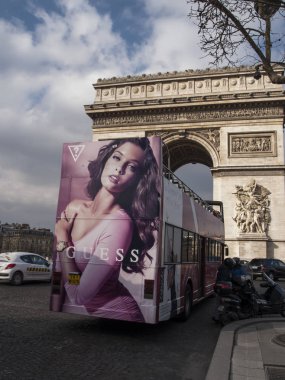 Paris, Fransa, Şubat 22, 2013: Arc de Triomphe başkenti