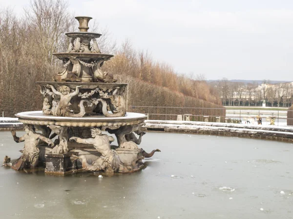 Sculture da giardino e laghetto di fronte alla residenza reale di Ve — Foto Stock