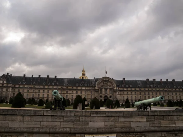 Pohled na armádní muzeum "Les Invalides" v Paříži, Francie — Stock fotografie