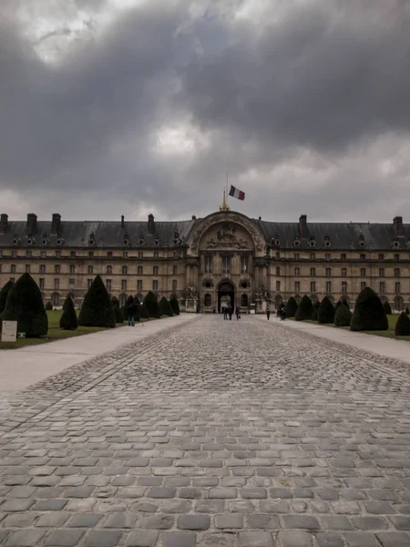 Vista frontal do museu do Exército 'Les Invalides' em Paris, França — Fotografia de Stock
