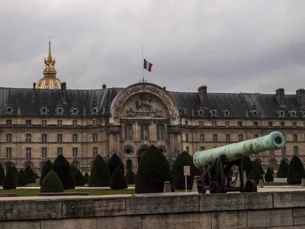 Vista frontal do museu do Exército 'Les Invalides' em Paris, França — Fotografia de Stock