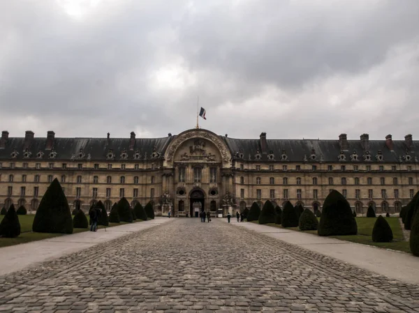 Vooraanzicht van het Legermuseum ' Les Invalides ' in Parijs, Frankrijk — Stockfoto