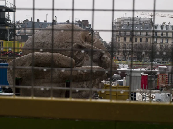 Skulptur "l 'ecoute" in der Nähe der Kirche Saint-Eustache in Paris während — Stockfoto