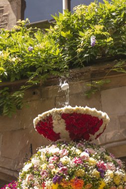 Özel bir çeşmede yumurta dansı