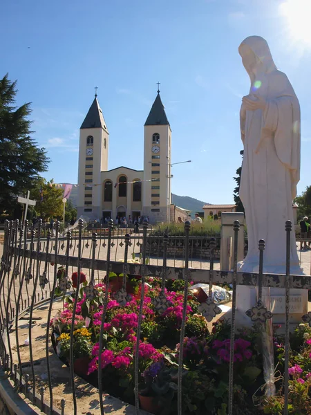 Kirche und Madonnenstatue in Medjugorje, einem Wallfahrtsort — Stockfoto