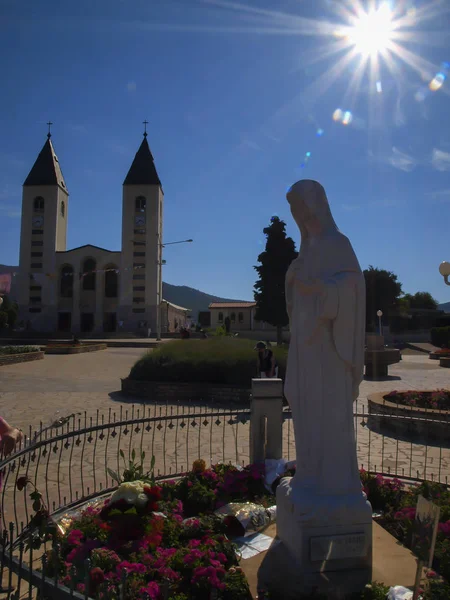 Iglesia y estatua de la Virgen en Medjugorje, un lugar de peregrinación —  Fotos de Stock