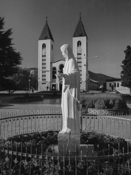 Iglesia y estatua de la Virgen en Medjugorje, un lugar de peregrinación — Foto de Stock