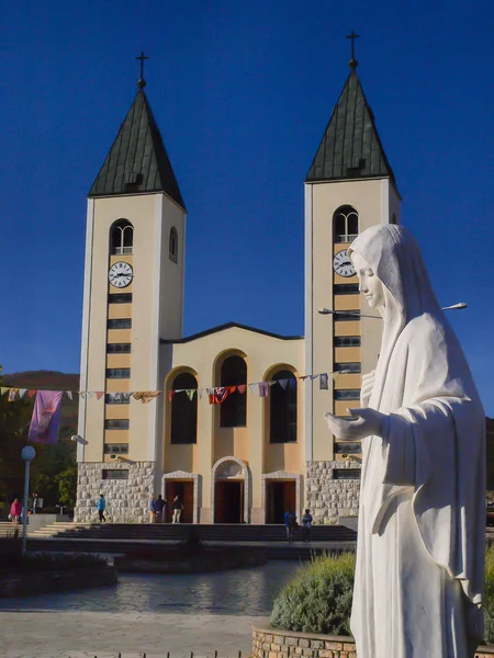 Iglesia y estatua de la Virgen en Medjugorje, un lugar de peregrinación —  Fotos de Stock