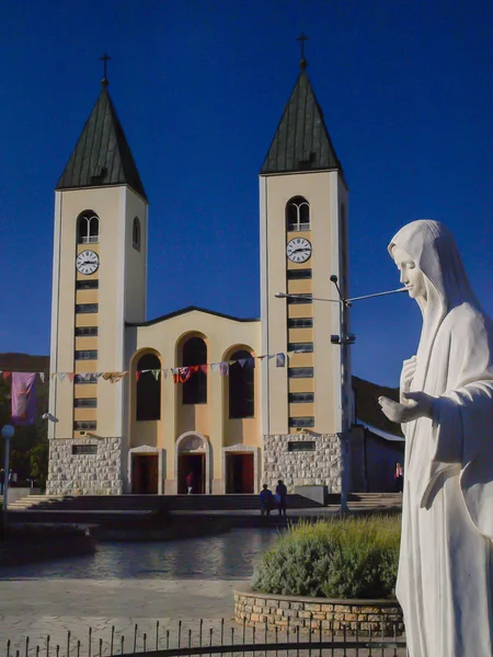 Church and statue of Madonna in Medjugorje, a place of pilgrimag — Stock Photo, Image