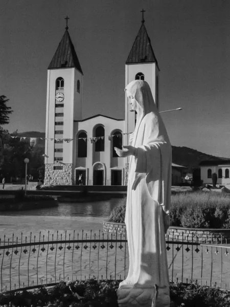 Kirche und Madonnenstatue in Medjugorje, einem Wallfahrtsort — Stockfoto