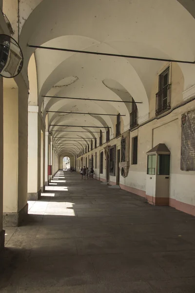 Turín, Piamonte, Italia. Las famosas arcadas de la ciudad — Foto de Stock